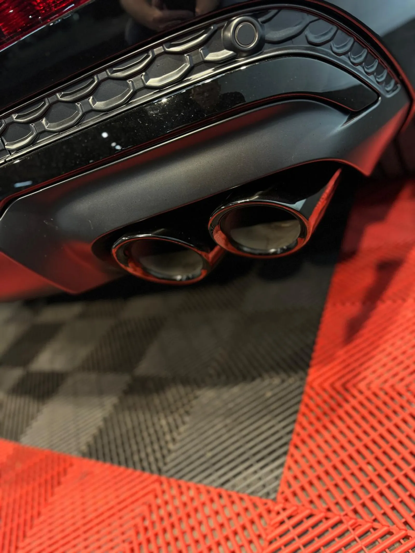 Audi Q8 uitlaat close-up